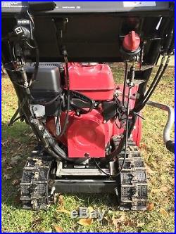 Honda HS1332TAS Snowblower with tracks and electric start. 21hrs